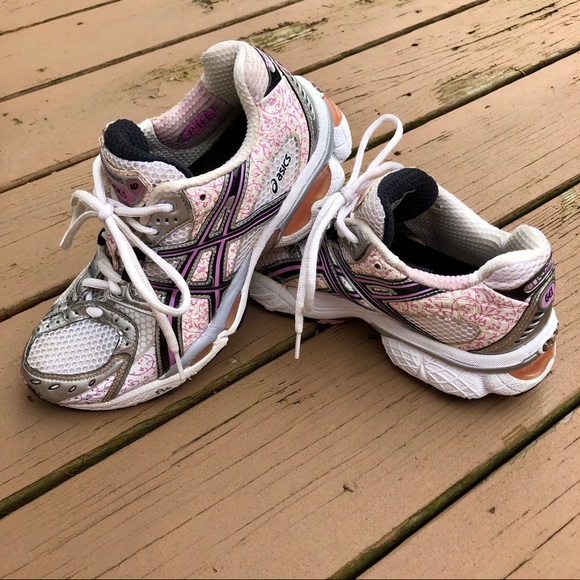 washing asics running shoes